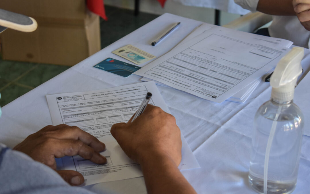 El Municipio entrega las tarjetas del programa potenciar trabajo.