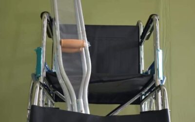 Nueva silla de ruedas y muletas para acompañamiento a personas con discapacidad.