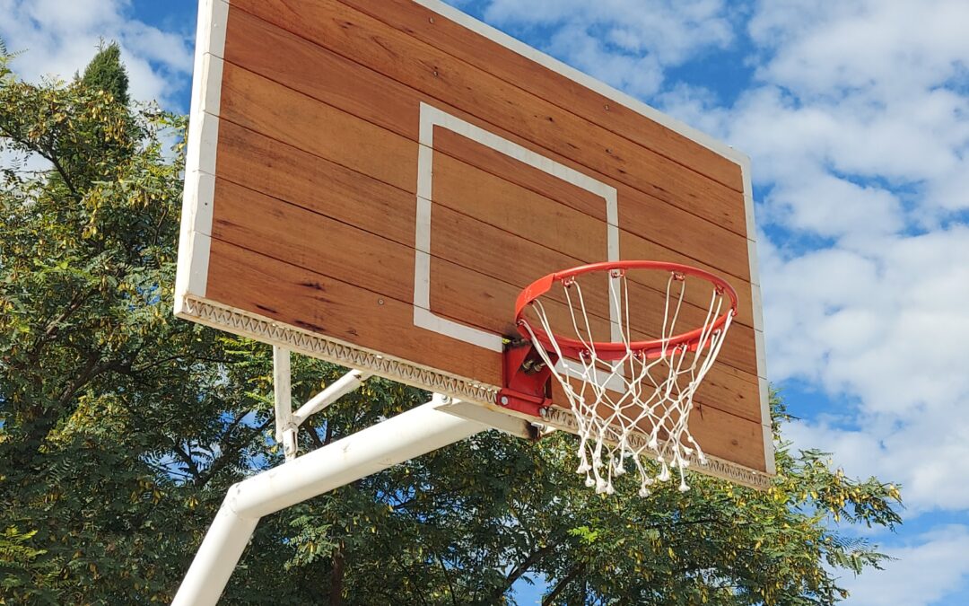 Nuevos tableros de basquet y ampliación del playón en el polideportivos municipal «El Aguará».