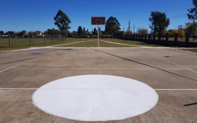 Tareas de pintura en la cancha de básquet del Polideportivo municipal «El aguara».