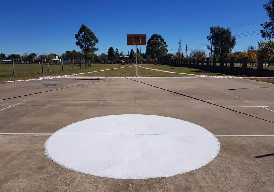 Tareas de pintura en la cancha de básquet del Polideportivo municipal «El aguara».