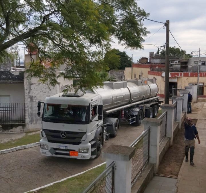 Nueva carga de sulfato de aluminio para el tratamiento del agua en Santa Elena.