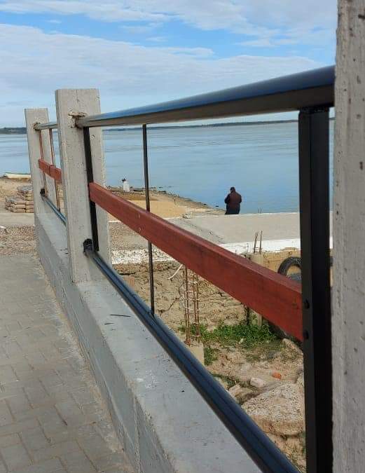 Colocación de nuevos diseños en barandas de seguridad en zona costanera.