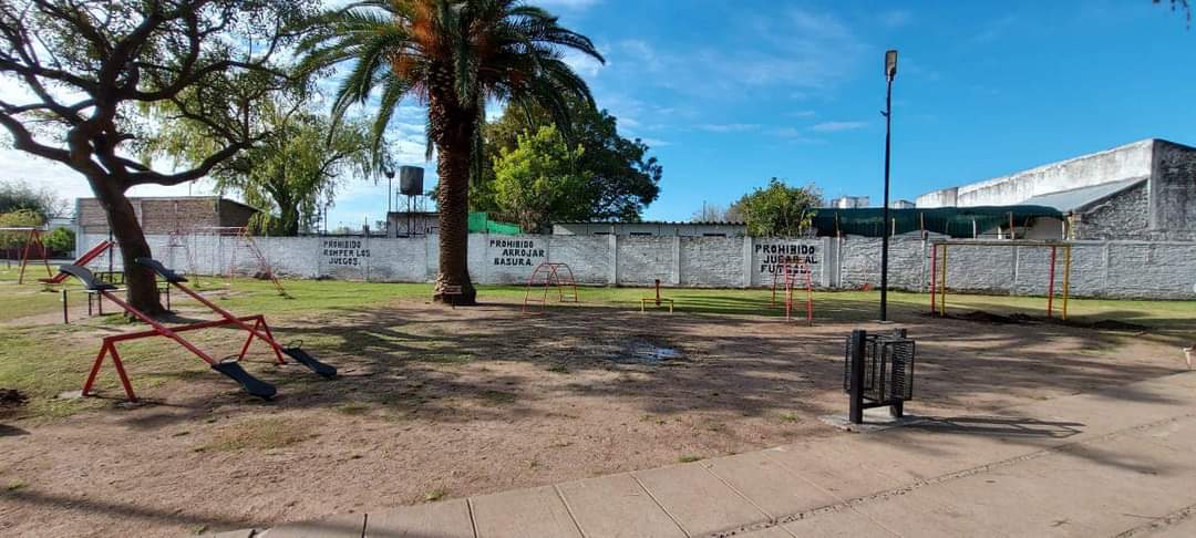 Se recuperaron juegos infantiles y se instalaron en la plaza alborada.