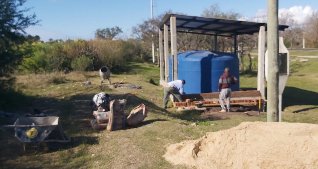 Tareas de cerramiento y seguridad de los tanques de abastecedores de agua del barrio 120 viviendas.