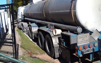 Nueva carga de sulfato de aluminio para el tratamiento del agua en Santa Elena.