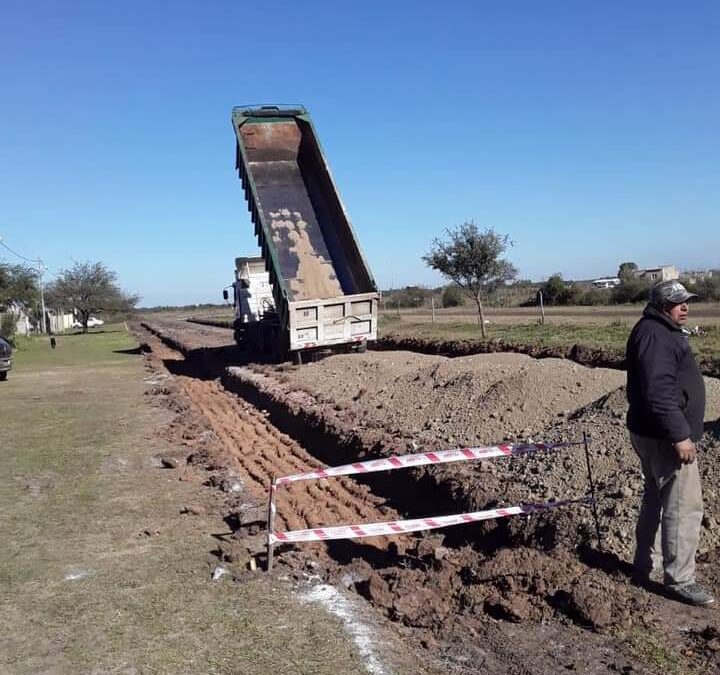 Continúa la construcción de cordón cuneta en calle Camilo Badía.