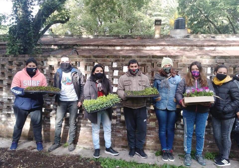 Entrega de plantinew de temporada a cuidadores de la casa común.