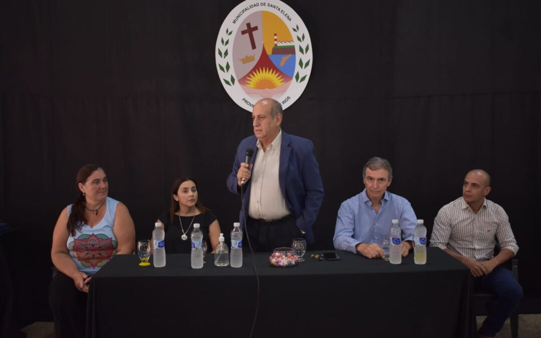 Entrega de fondos y kits de Útiles para todas las escuelas de la ciudad.