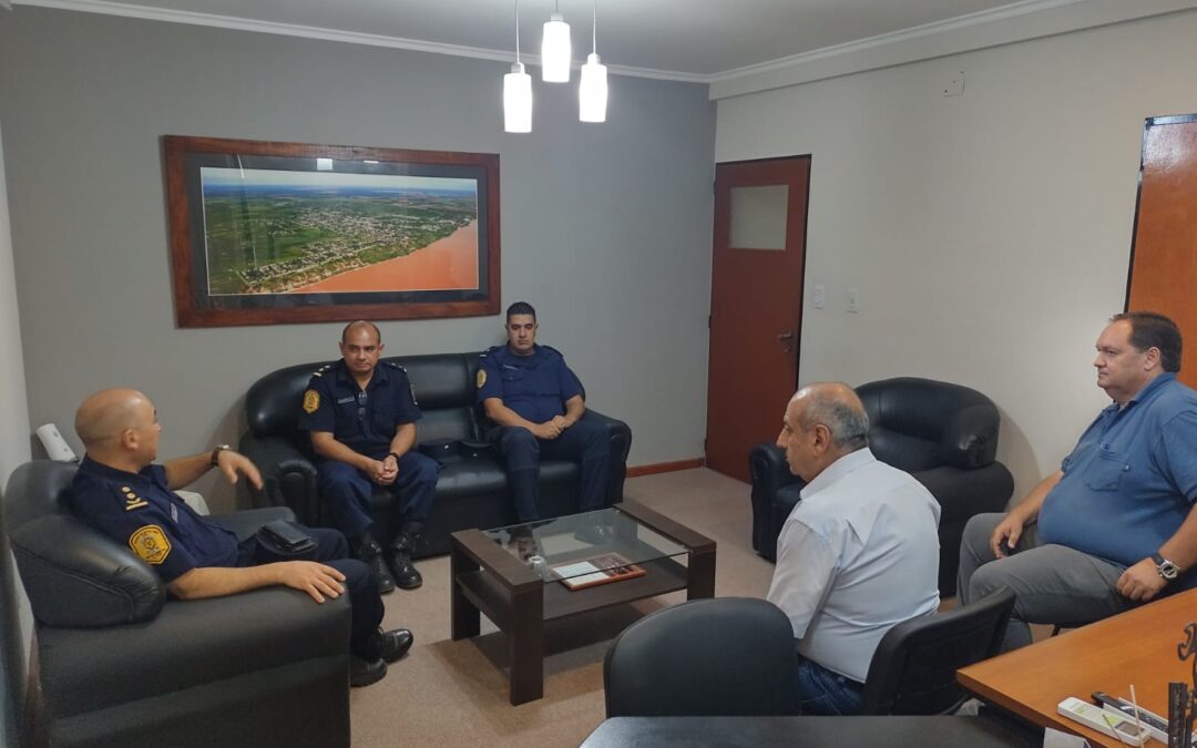 El Intendente Daniel Rossi recibe al nuevo comisario de la Ciudad.