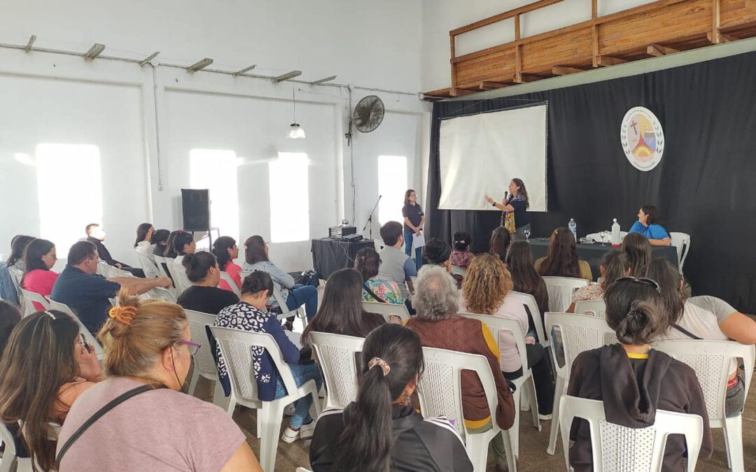 Capacitación destinada a camareras y camareros de piso.