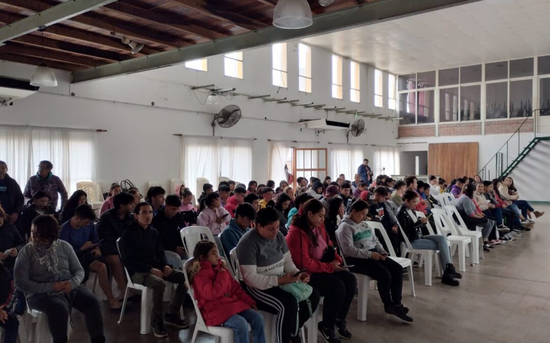 Inician capacitaciones laborales remuneradas para 120 chicos y chicas.