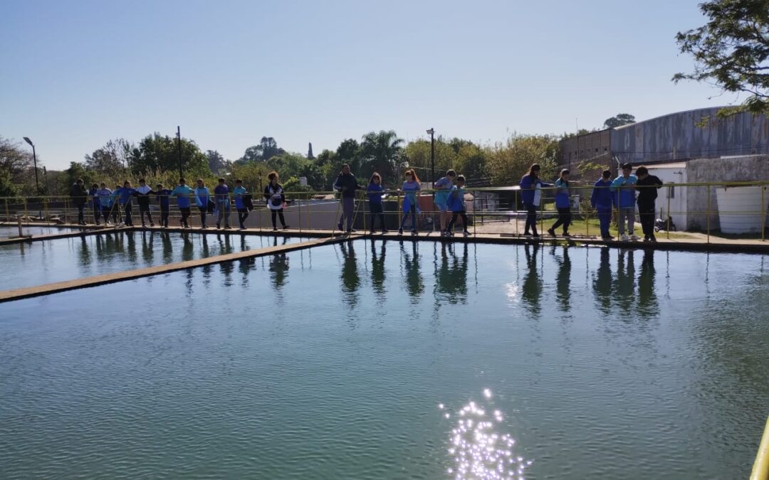 Estudiantes visitan la planta potabilizadora de agua.