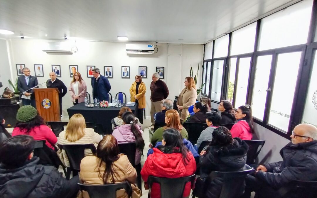 El Intendente Daniel Rossi encabezó el acto de firma de escrituras del Barrio Santa Elena III